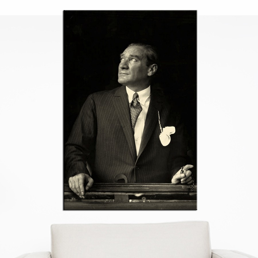 Siyah Zeminde Atatürk Tablosu