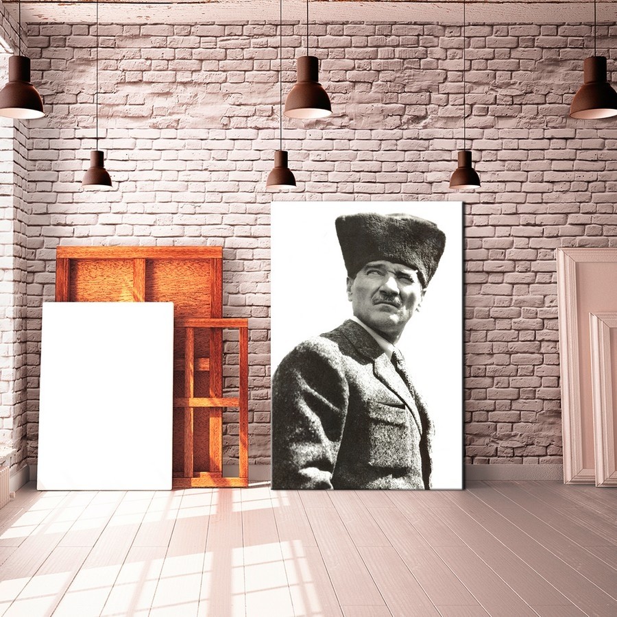 Beyaz Zeminde Atatürk Tablosu